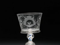 Gla 95  Gla 95, Spessart oder Böhmen, wohl 1. Hälfte 18. Jahrhundert, Glockenglas, Farbloses Glas mit Mattschnitt, Fadeneinlage, H 17,3; Dm Glocke 9,2 cm; Dm Mündung 8,5 cm